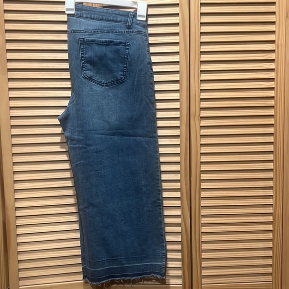 Westport like new crop signature for jeans - Picture 2 of 3